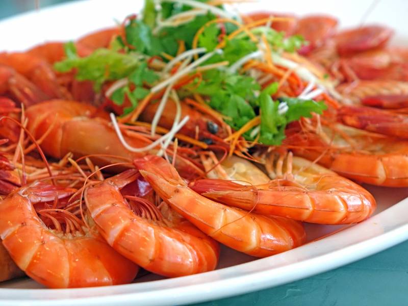 Dégustation de crevettes dans notre restaurant La Cantine de l'Écailler à la Valentine